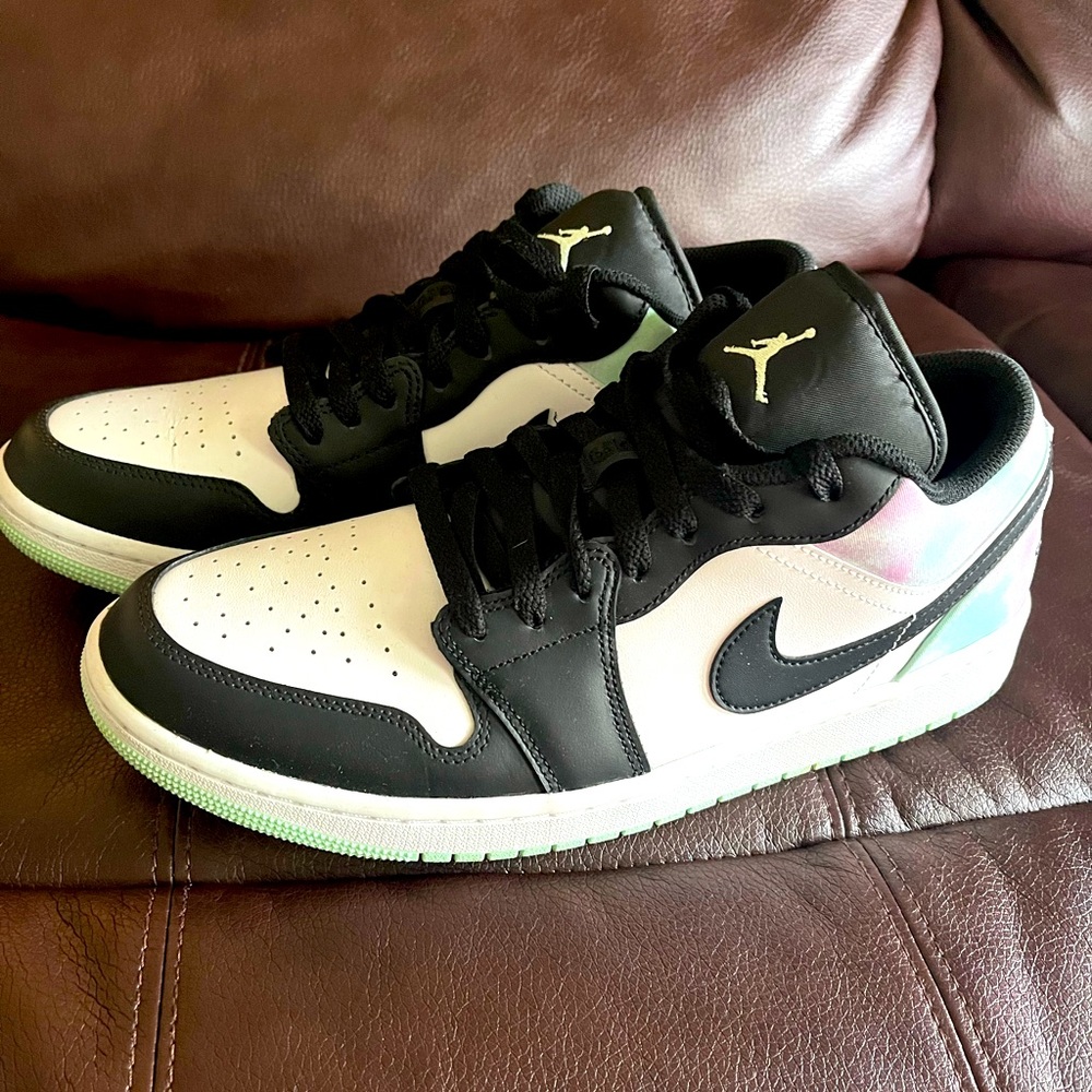 Air Jordan 1 lows. Worn handful of times. Excellent condition